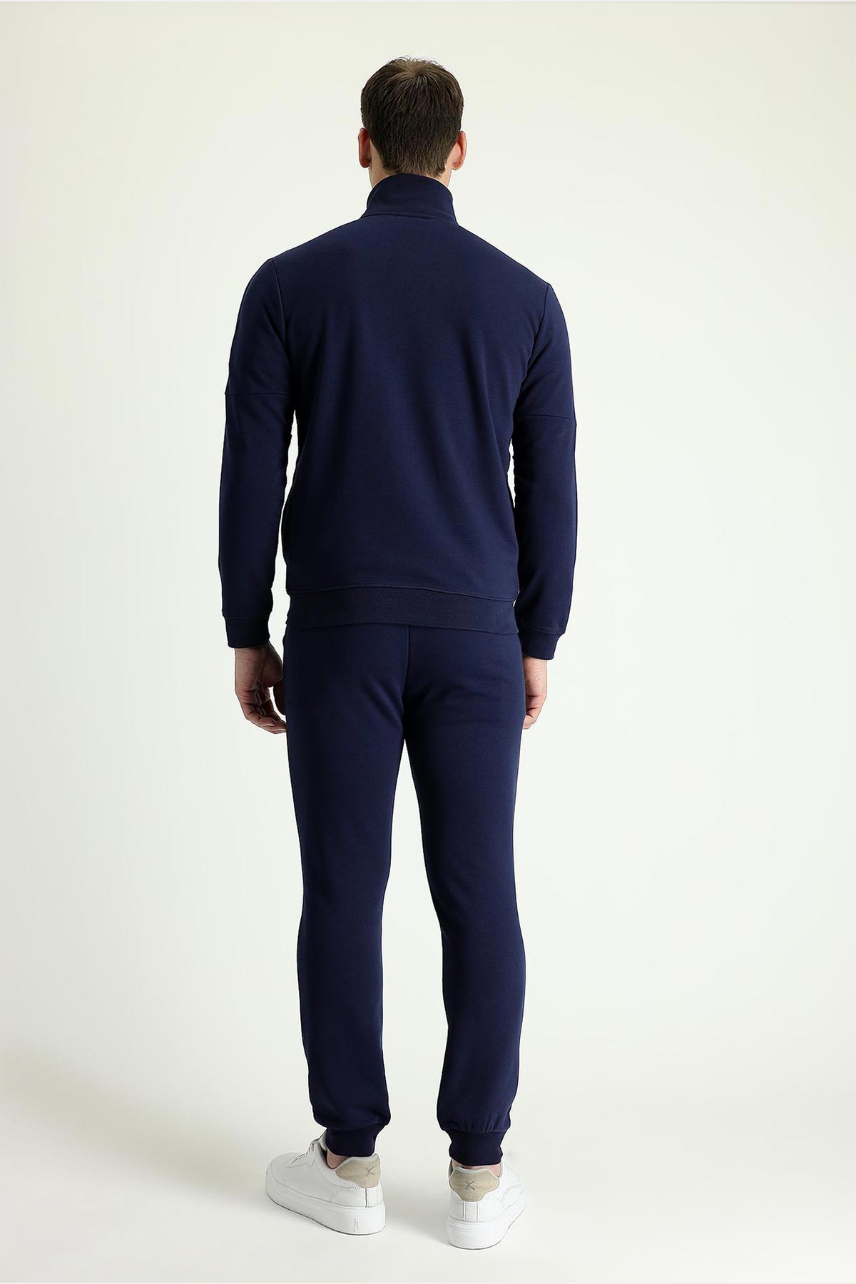 Kiğılı biyeli eşofman takımı arka detay - rahat ve sportif