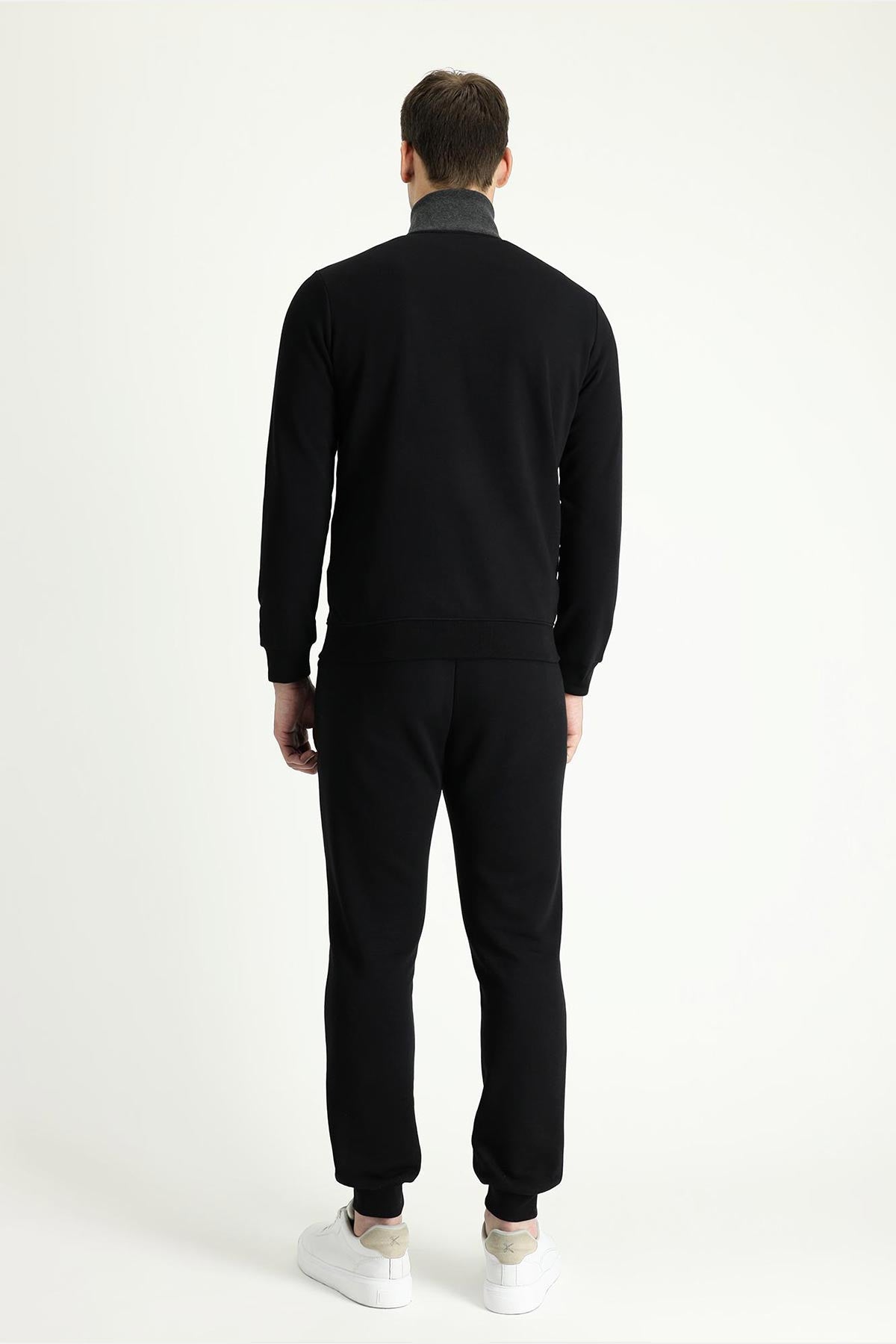 Kiğılı dik yakalı eşofman takımı arka detay - kaliteli işçilik