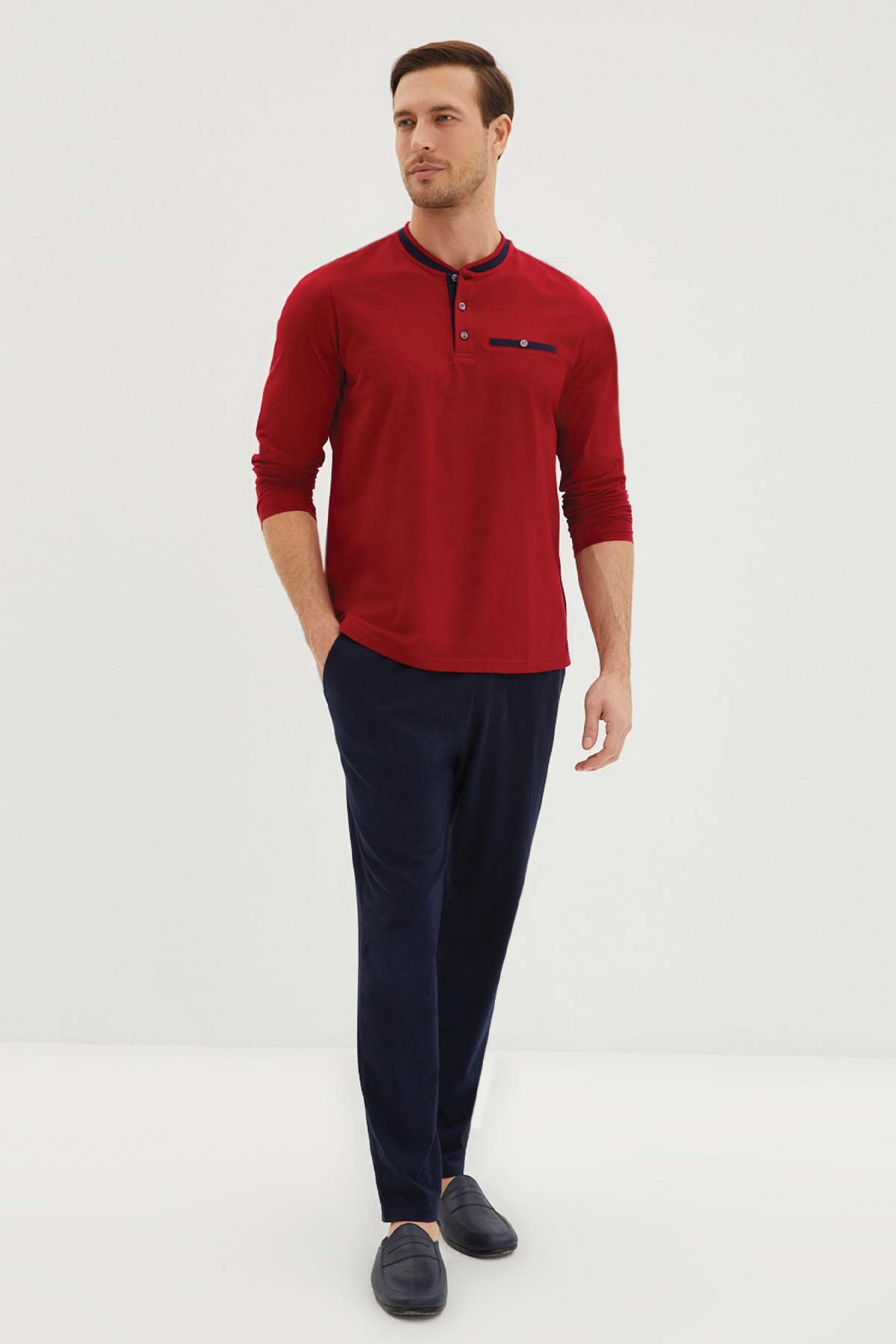 Kiğılı 3 düğmeli pijama takımı yan görünüm - şık ve rahat