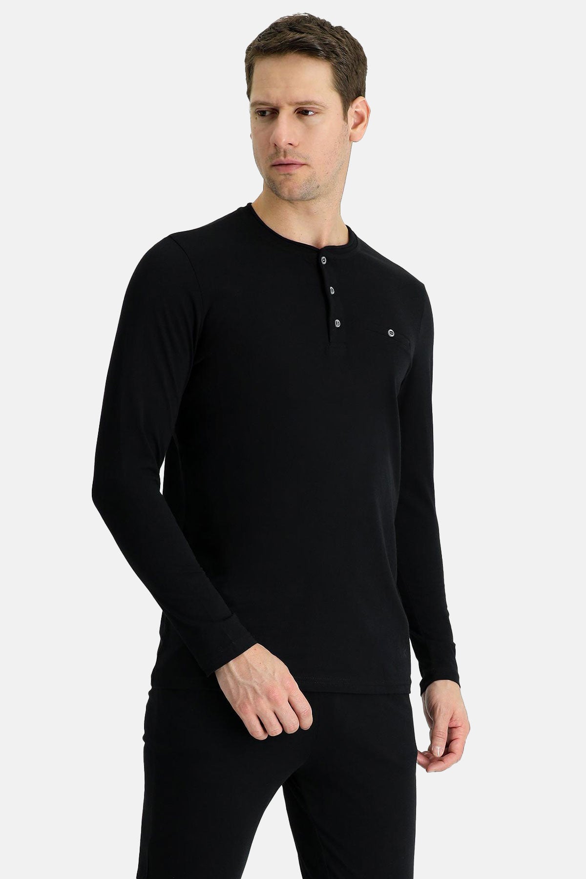 Kiğılı eşofman pijama takımı yakın çekim - modern stil