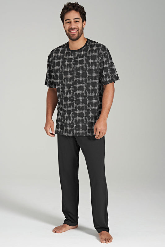 Pınarca geometrik desenli erkek pijama seti ön görünüm – kısa kollu rahat kesim