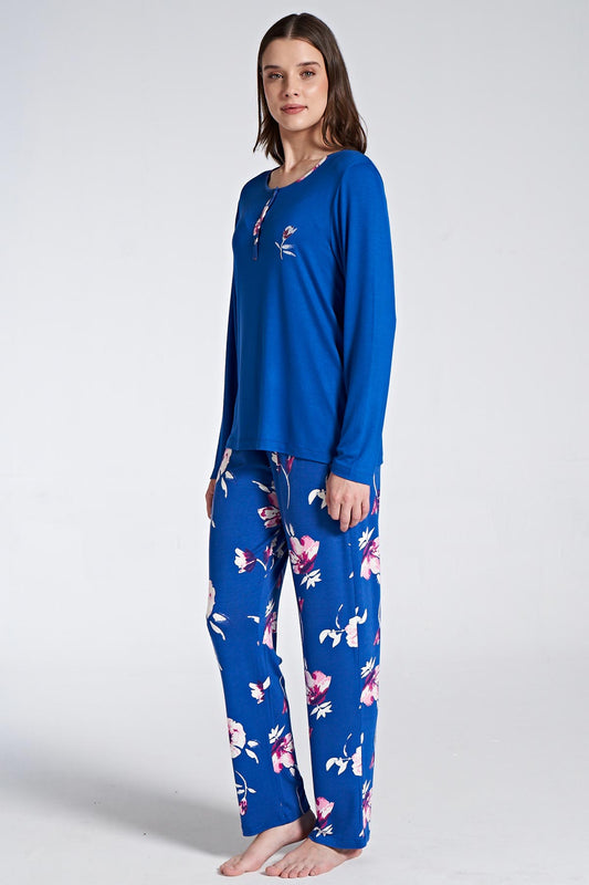 Pınarca çiçekli pijama seti detay görünümü – uzun kollu düğmeli bisiklet yaka