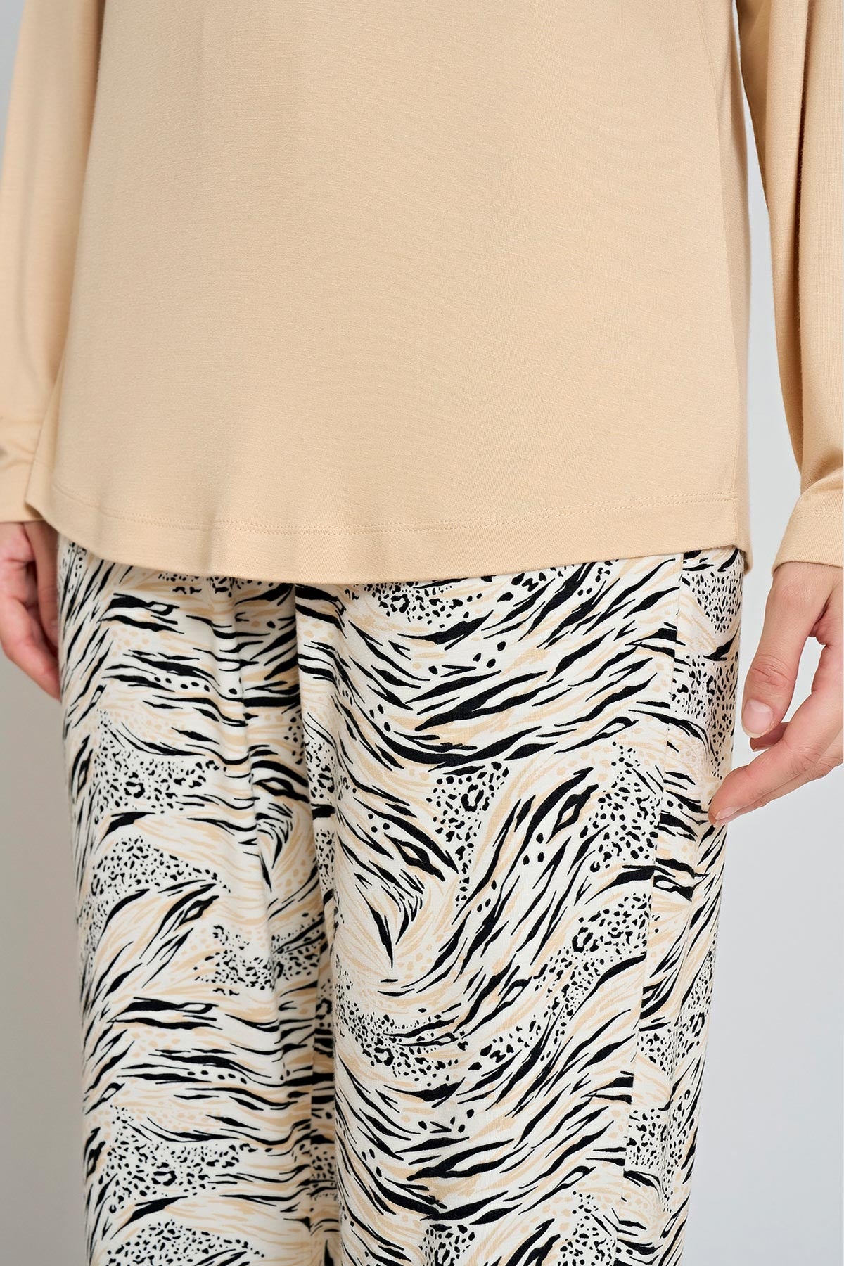 Pınarca desenli pijama takımı detay görünümü – uzun kollu rahat ve şık