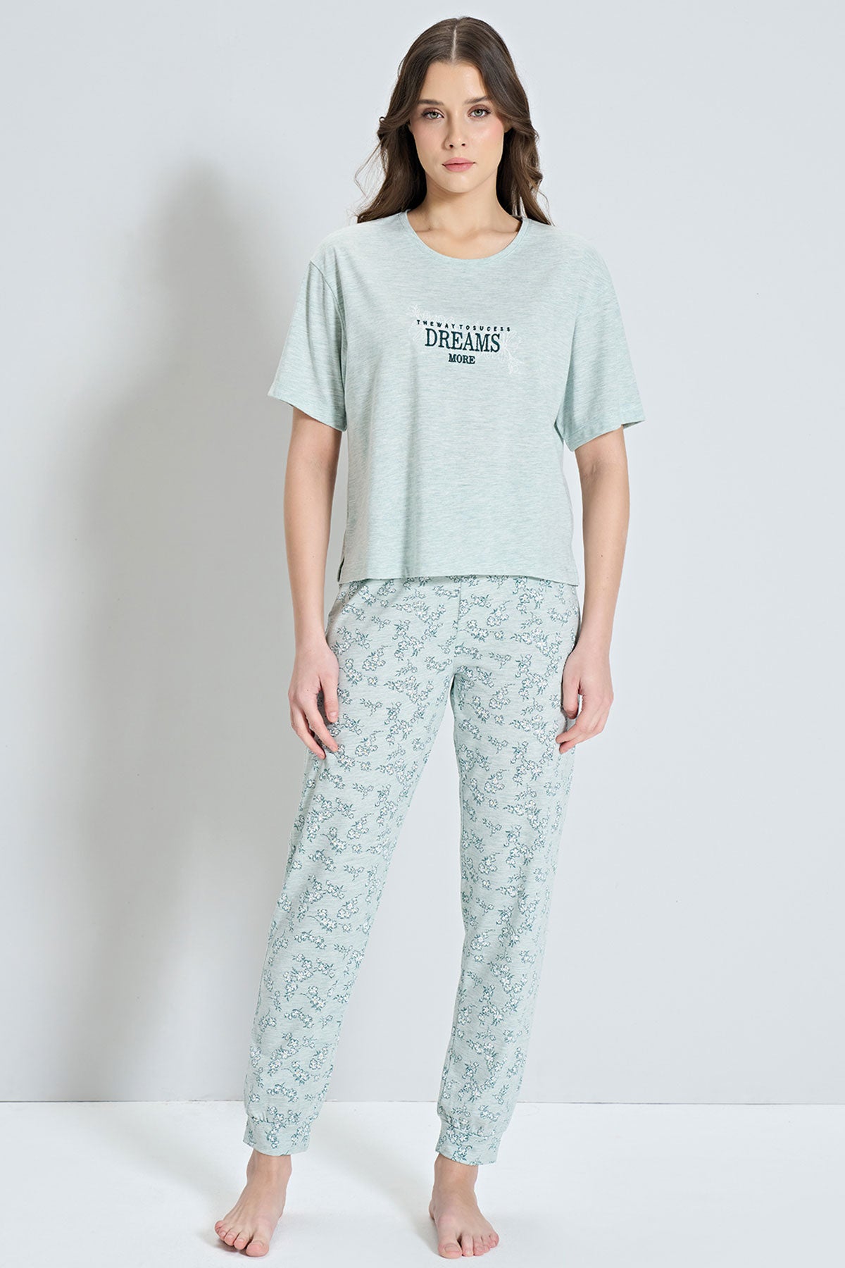 Pınarca kadın pijama seti alternatif çiçek deseni ön görünüm – kısa kollu konforlu