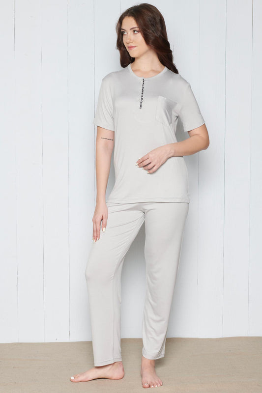 Pınarca viskon kumaş pijama seti detay görünümü – 3 düğmeli düz model rahat kesim