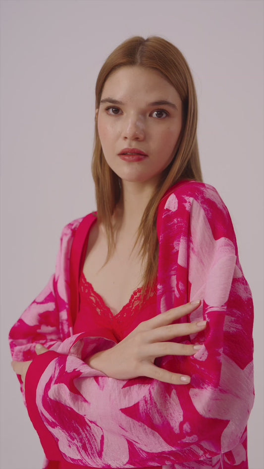 Pierre Cardin EMILY desenli ipek saten kadın gecelik sabahlık takımı scarlet kırmızı renk tanıtım videosu - kumaş detayları ve ürün özellikleri