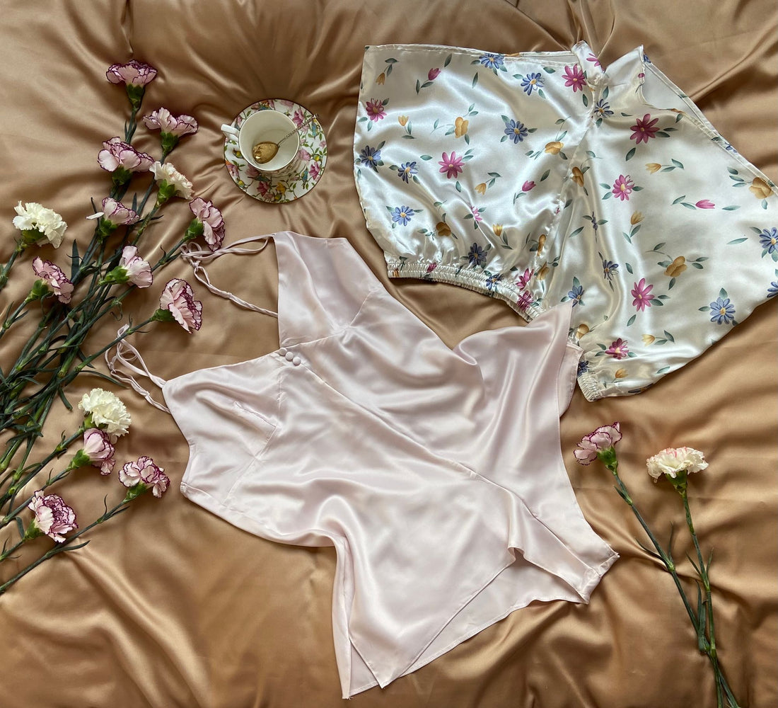 Çiçekler ve çay fincanıyla saten pijama takımı