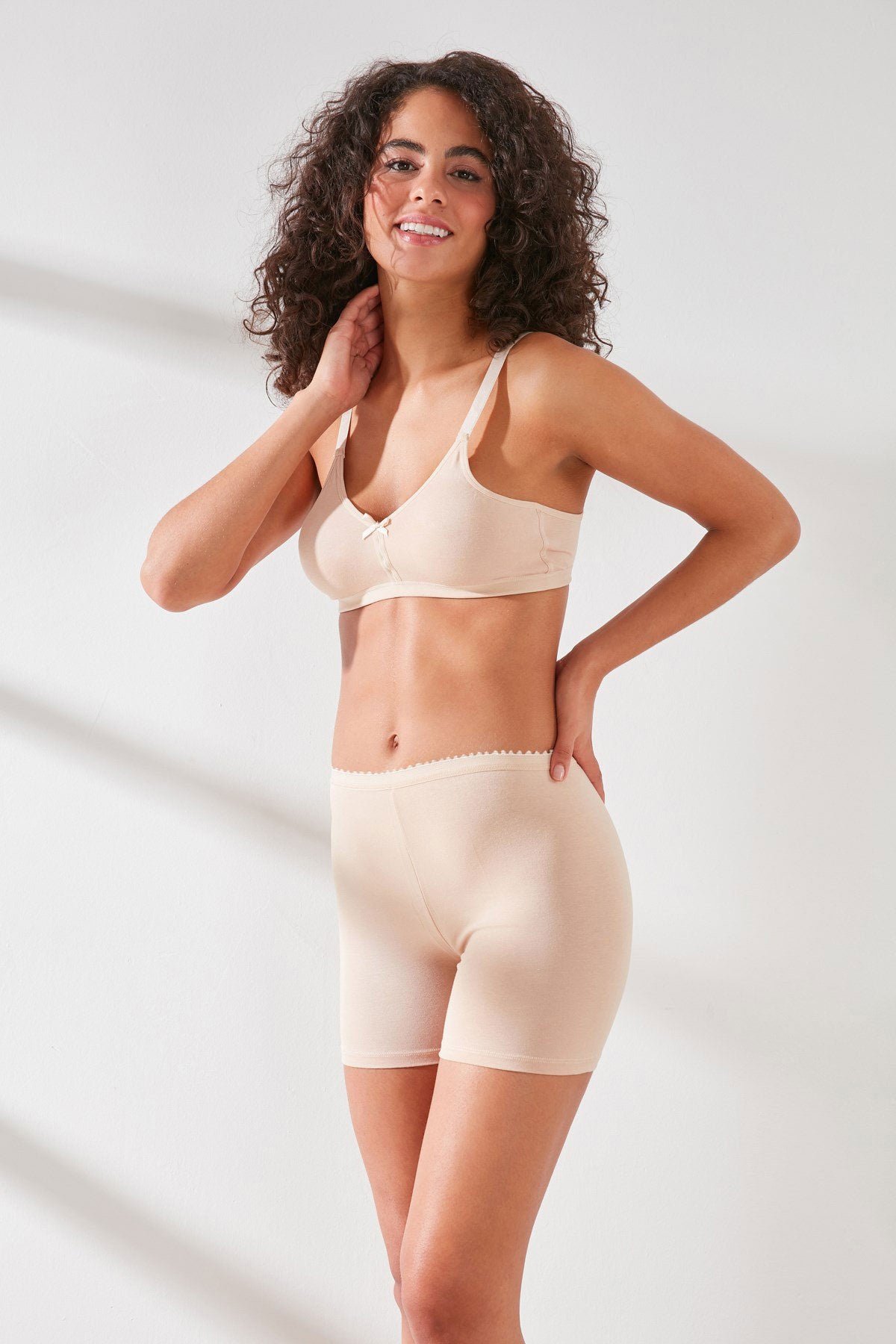 Pınarca kadın mini tayt ten rengi, diz üstü kısa form ve esnek yapı