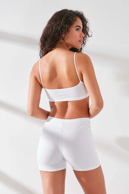Pınarca mini tayt beyaz renk arka görünüm, günlük konfor ve şıklık