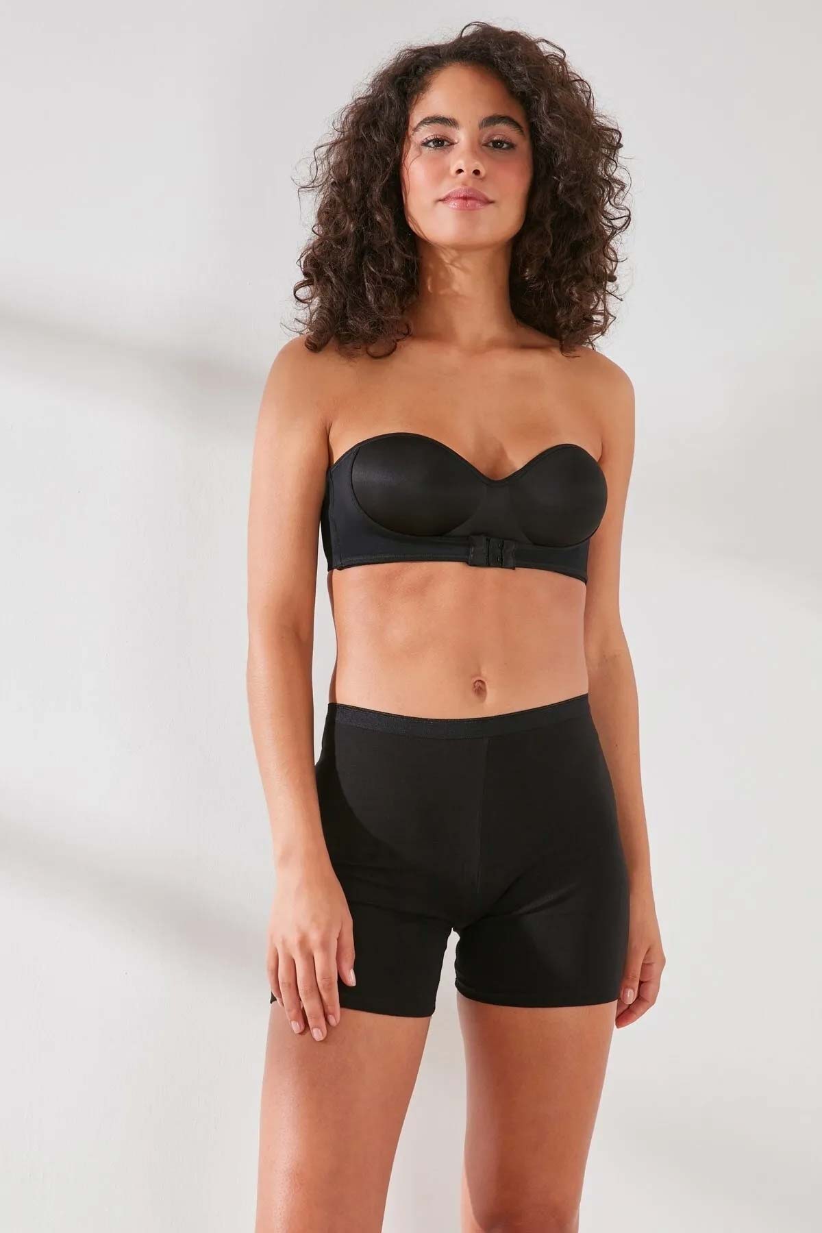 Pınarca kadın mini tayt siyah renk, lastikli bel tasarımı ile konforlu kullanım