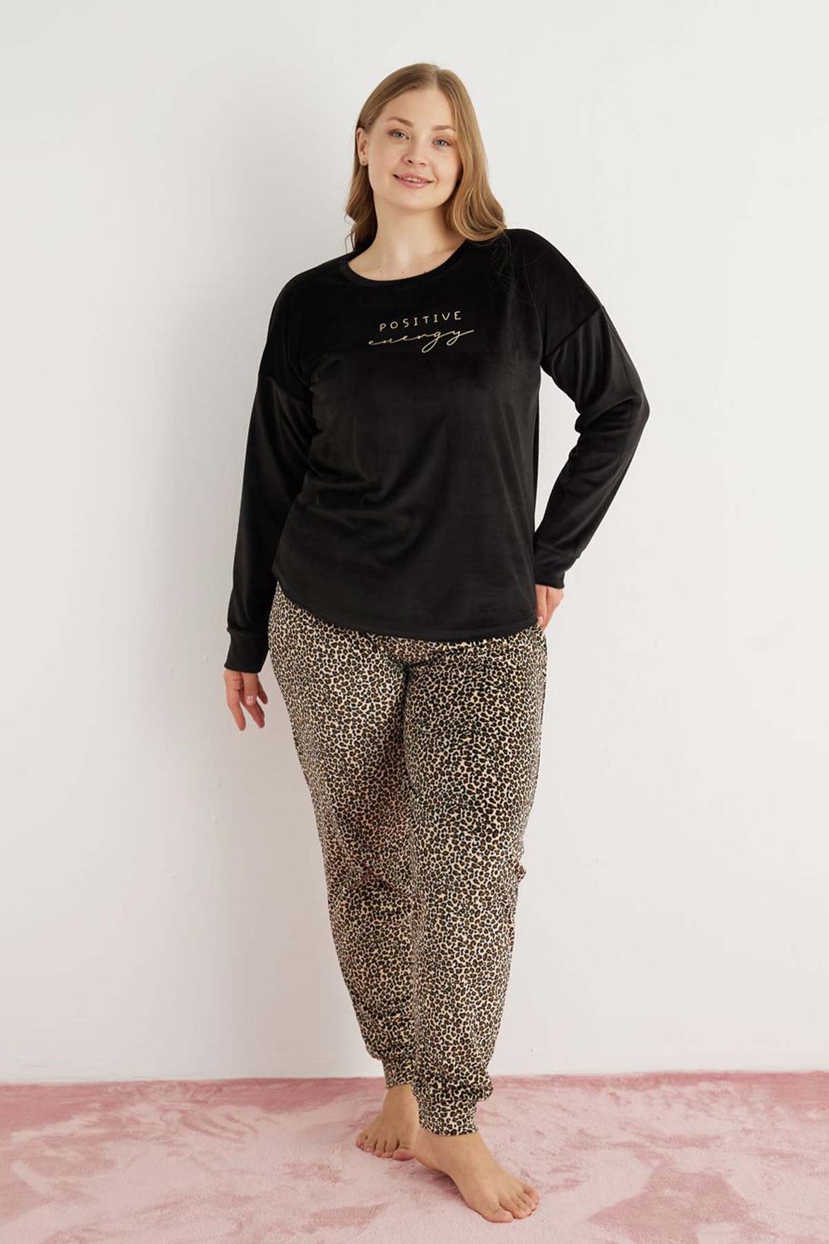Pijamoni Kadın Büyük Beden Pijama Takımı Uzun Kollu Kadife Paça Manşetli Önü Yazılı Leopar