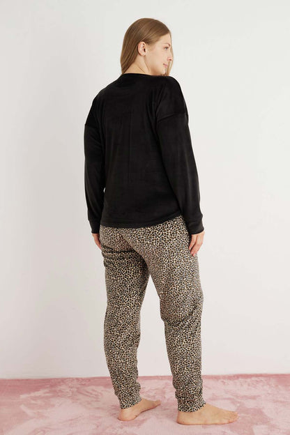 Pijamoni Kadın Büyük Beden Pijama Takımı Uzun Kollu Kadife Paça Manşetli Önü Yazılı Leopar