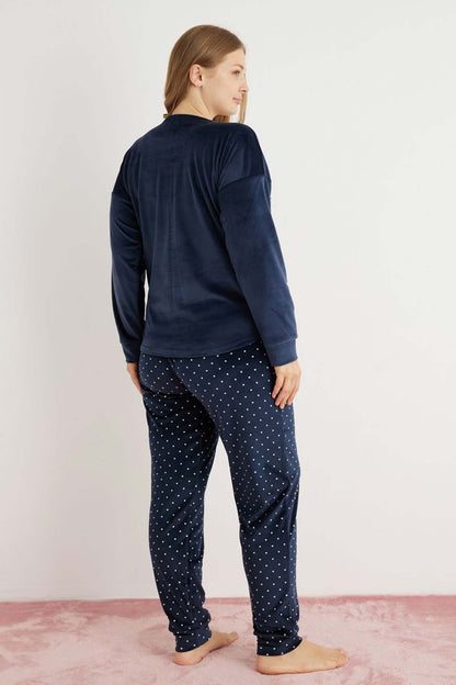 Pijamoni Kadın Büyük Beden Pijama Takımı Uzun Kollu Kadife Paça Manşetli Önü Yazılı Puantiyeli