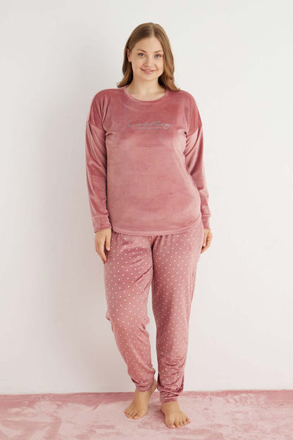 Pijamoni Kadın Büyük Beden Pijama Takımı Uzun Kollu Kadife Paça Manşetli Önü Yazılı Puantiyeli