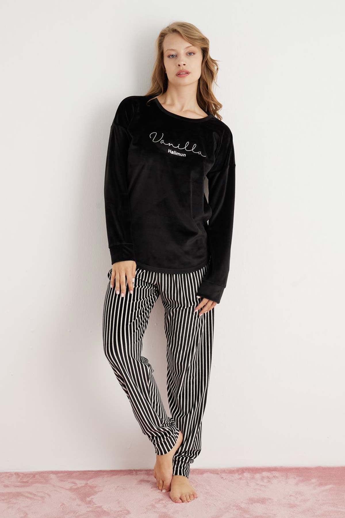 Pijamoni Kadın Pijama Takımı Uzun Kollu Düşük Omuz Kadife Alt Çizgili