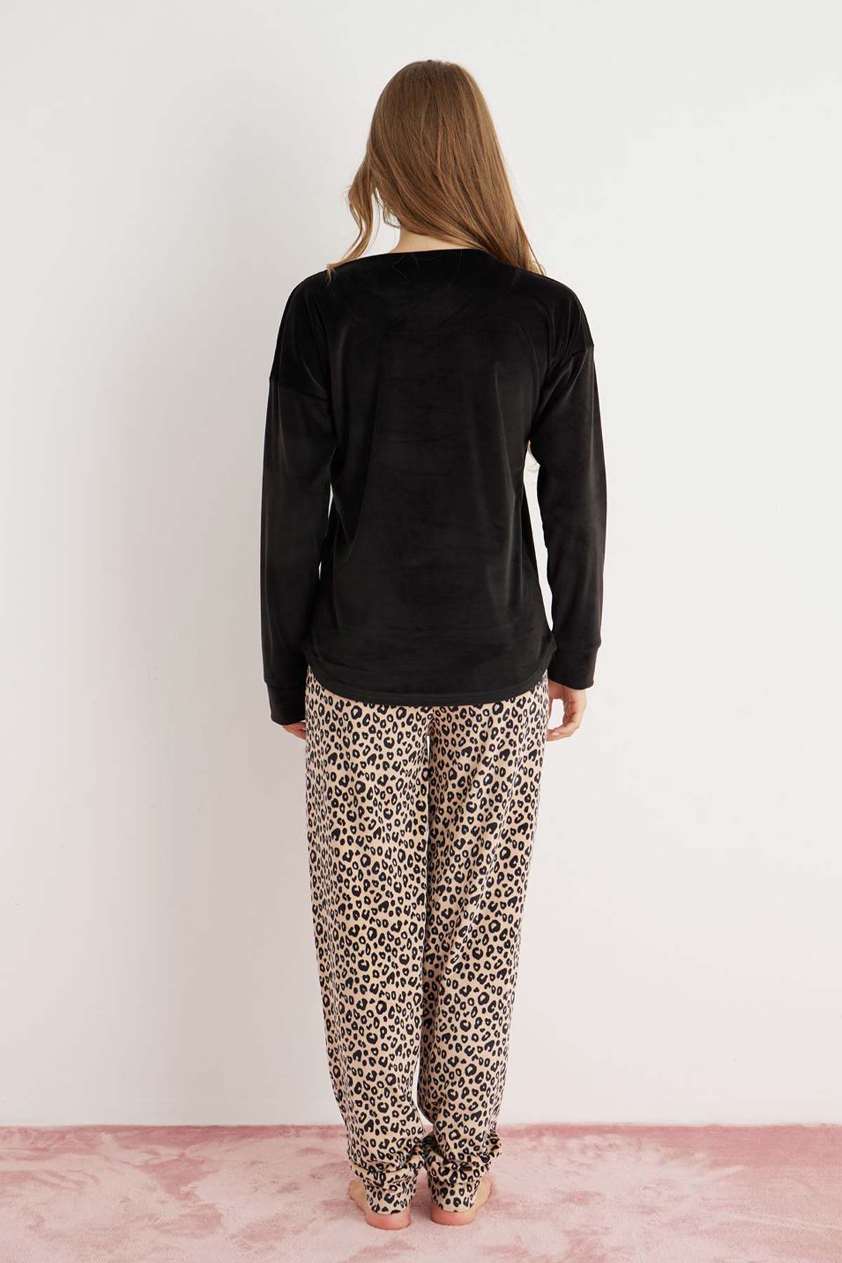Pijamoni Kadın Pijama Takımı Uzun Kollu Düşük Omuz Kadife Alt Leopar