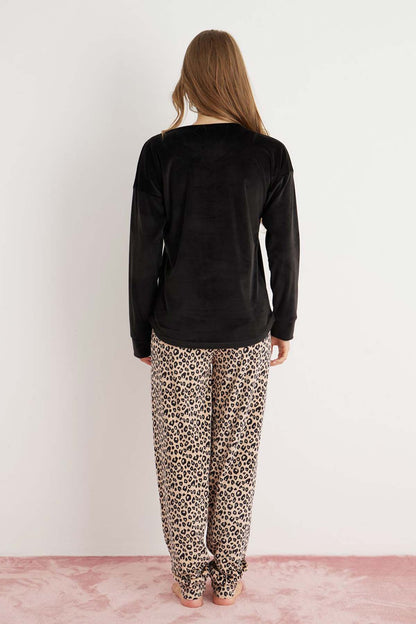 Pijamoni Kadın Pijama Takımı Uzun Kollu Düşük Omuz Kadife Alt Leopar
