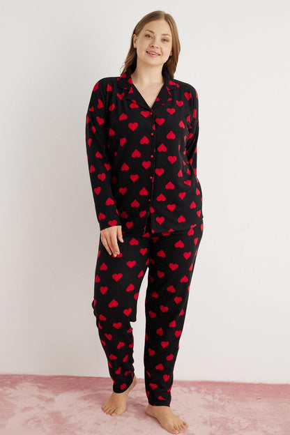 Pijamoni Kadın Pijama Takımı Uzun Kollu Gömlek Yaka Süet Kalp Desenli Büyük Beden