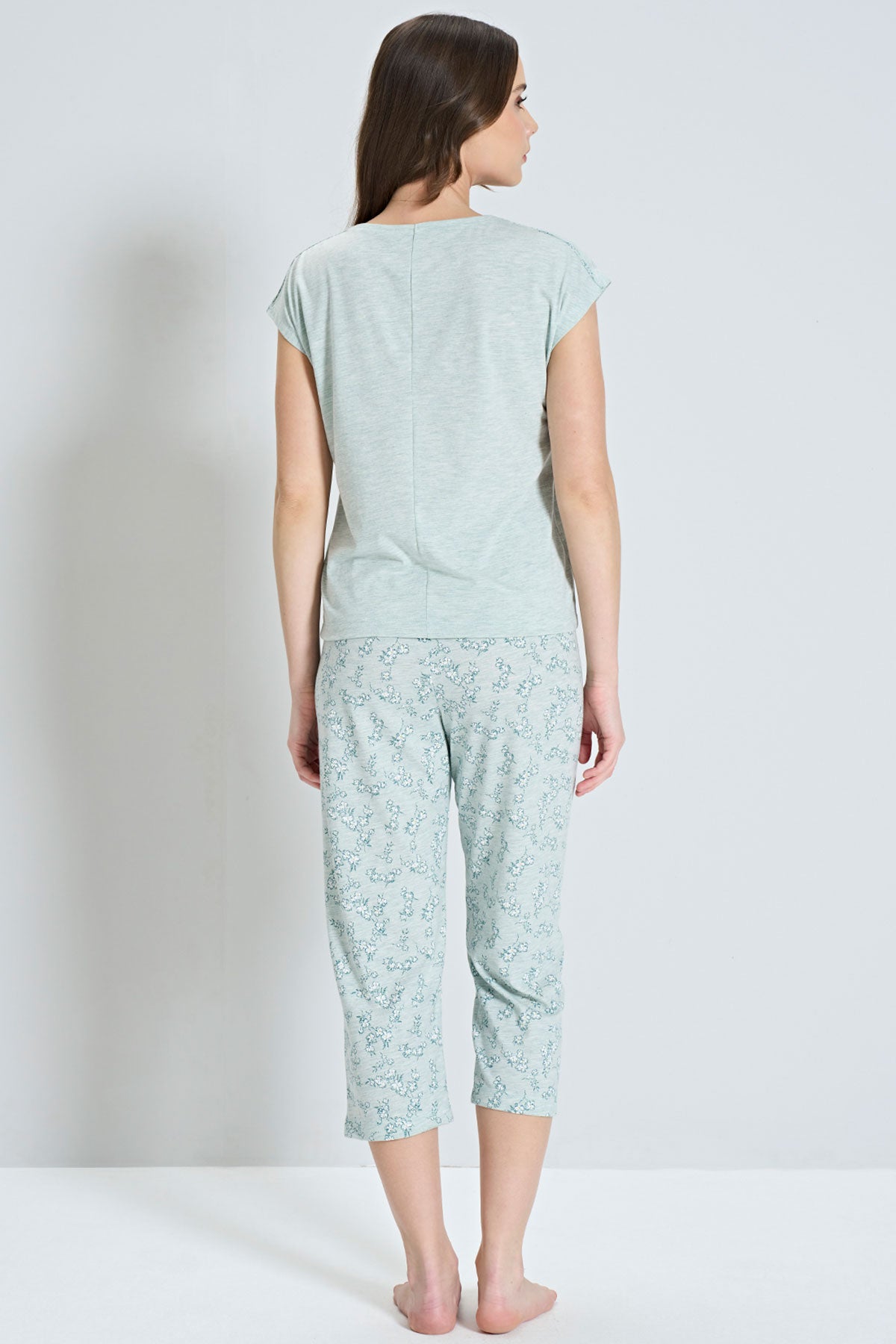 Pınarca Kadın Kapri Takımı Kısa Kollu Çiçek Desenli